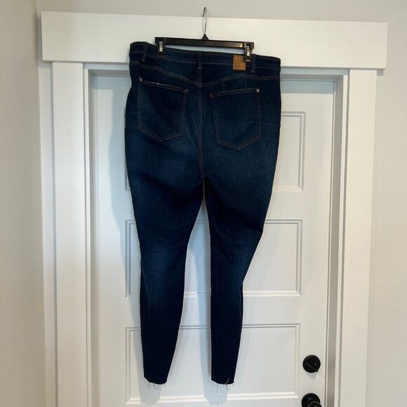 ELOQUII Women's Size 16 Dark Wash Peach Lift Step-Hem Skinny Denim Jeans - Picture 5 of 9